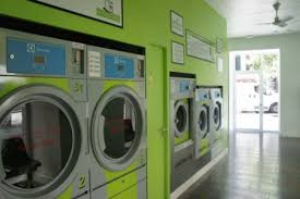 lavandería en el centro de Madrid donde lavar y secar la ropa te lleva menos de una hora.Lavanderúa autoservicio en Madrid
